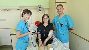 Emi und Florian mit Patientin