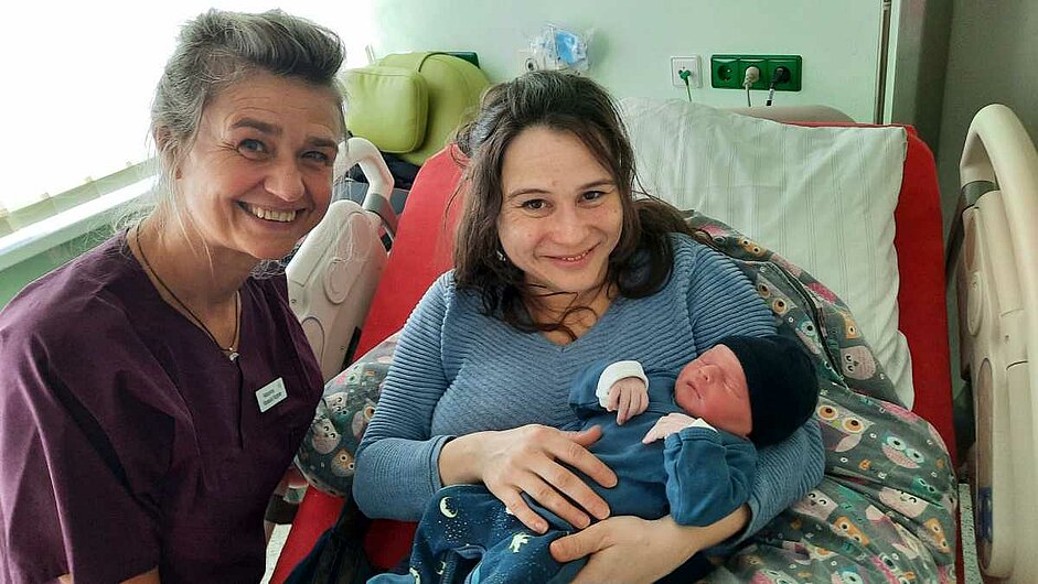 Bild zur Newsmeldung: Beleghebamme Manuela Keppler begleitete Ivonne Selig bei der Geburt des kleinen Abel