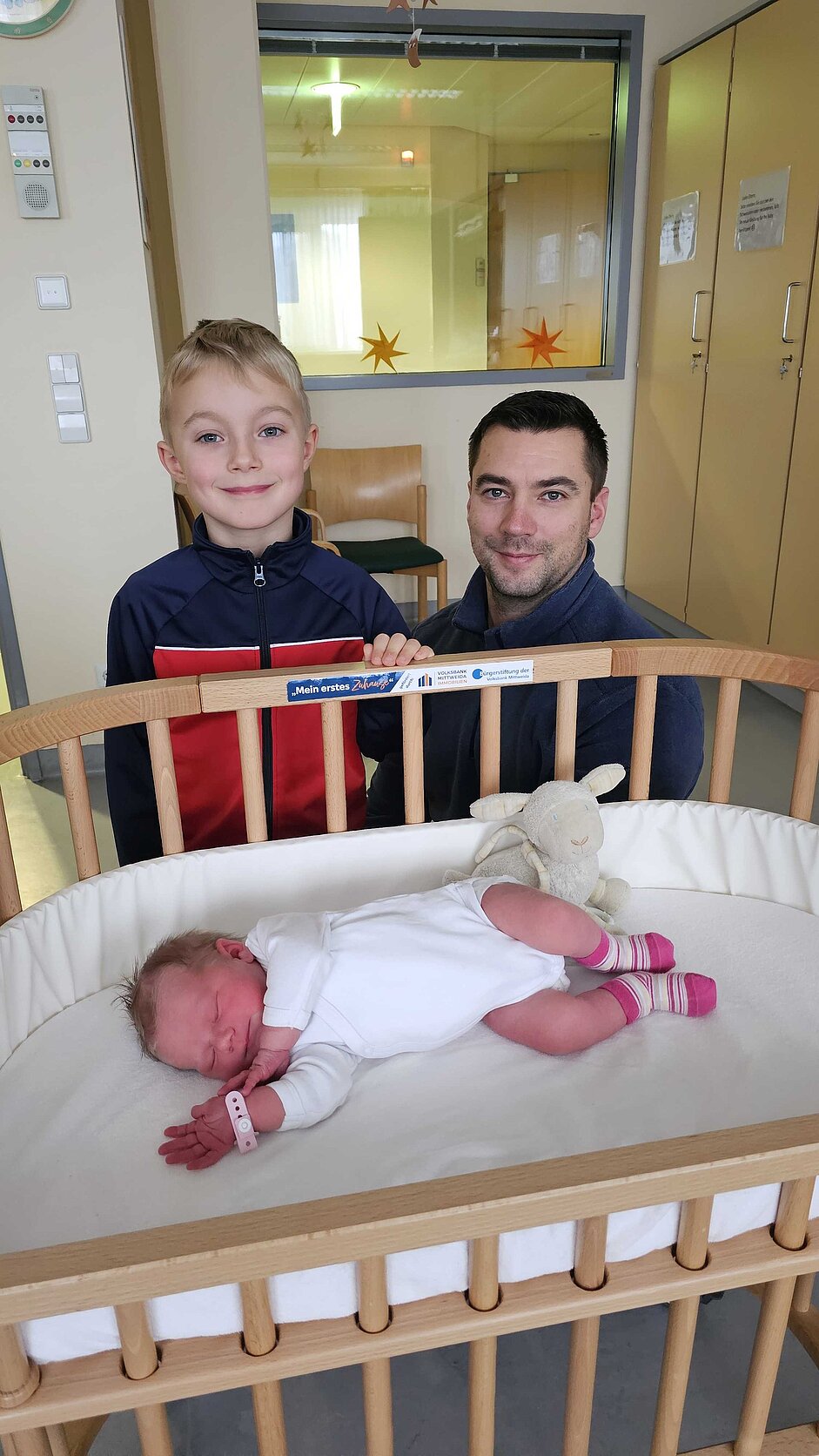 Neujahrsbaby Mia mit Lio und Papa