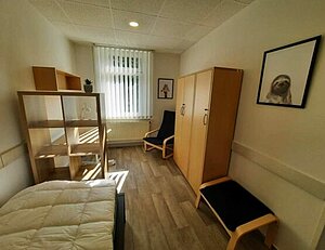 Vier junge Menschen finden in der Azubi-Wohnung Platz