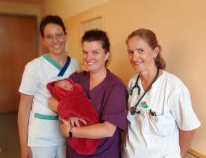 Die Vertreterinnen des Perinatalteams der Klinik freuen sich über die neuen, kuscheligen Bondingsäckchen.